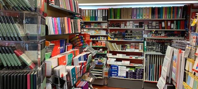 Volle Regale in der Papeterie Petersen