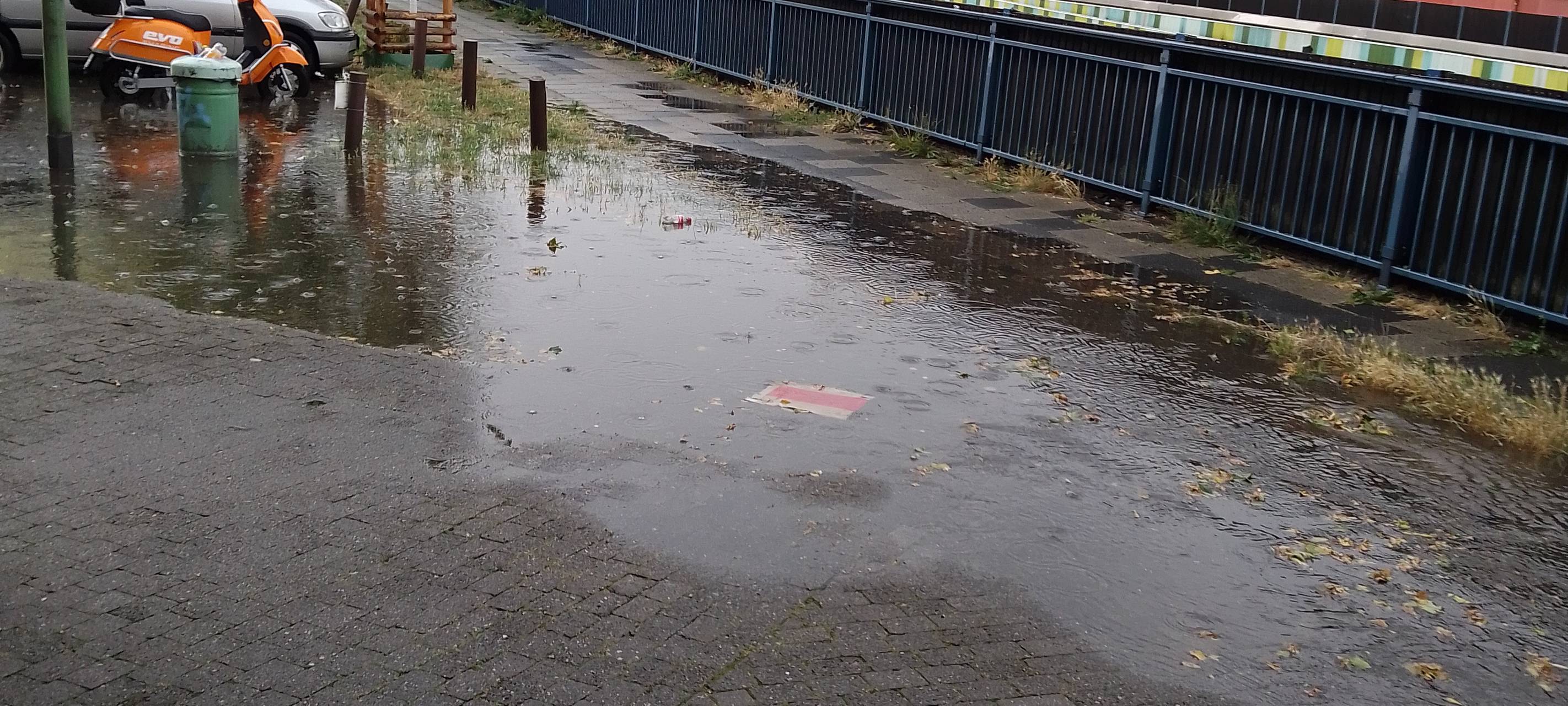 Essen: Starkregen macht Probleme auf den Straßen