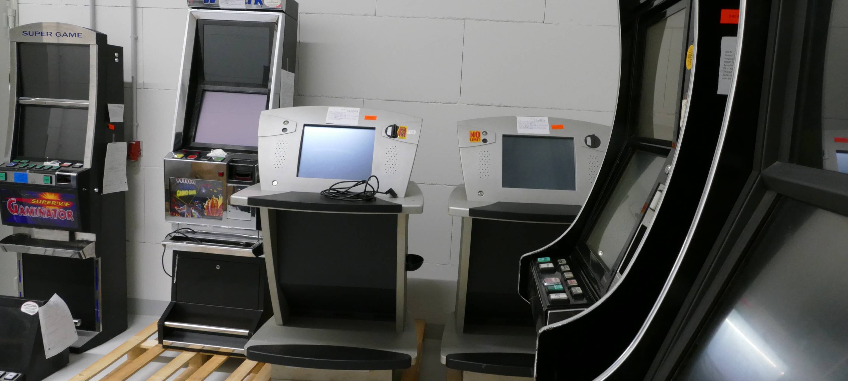 Die Polizei beschlagnahmte unter anderem diese Geldautomaten.