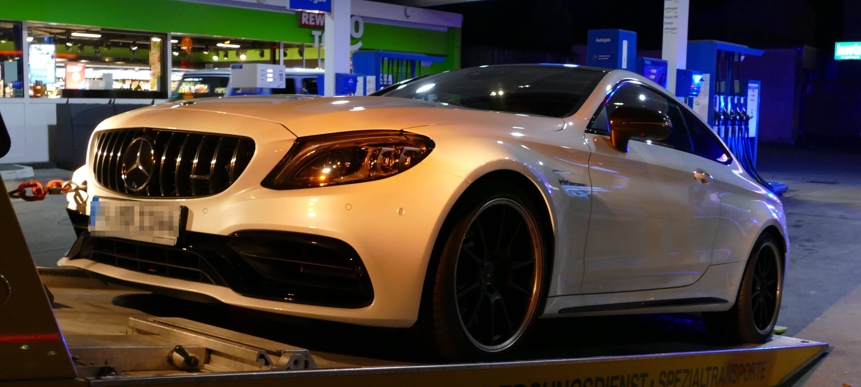 Auch dieser Mercedes wurde bei einem illegalen Straßenrennen beschlagnahmt, sagt die Polizei.