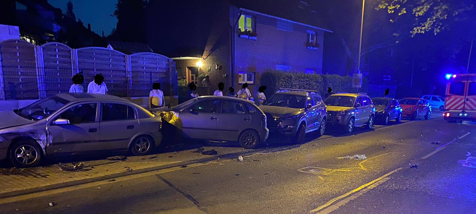 Auto wird in Essen in parkende Autos geschleudert