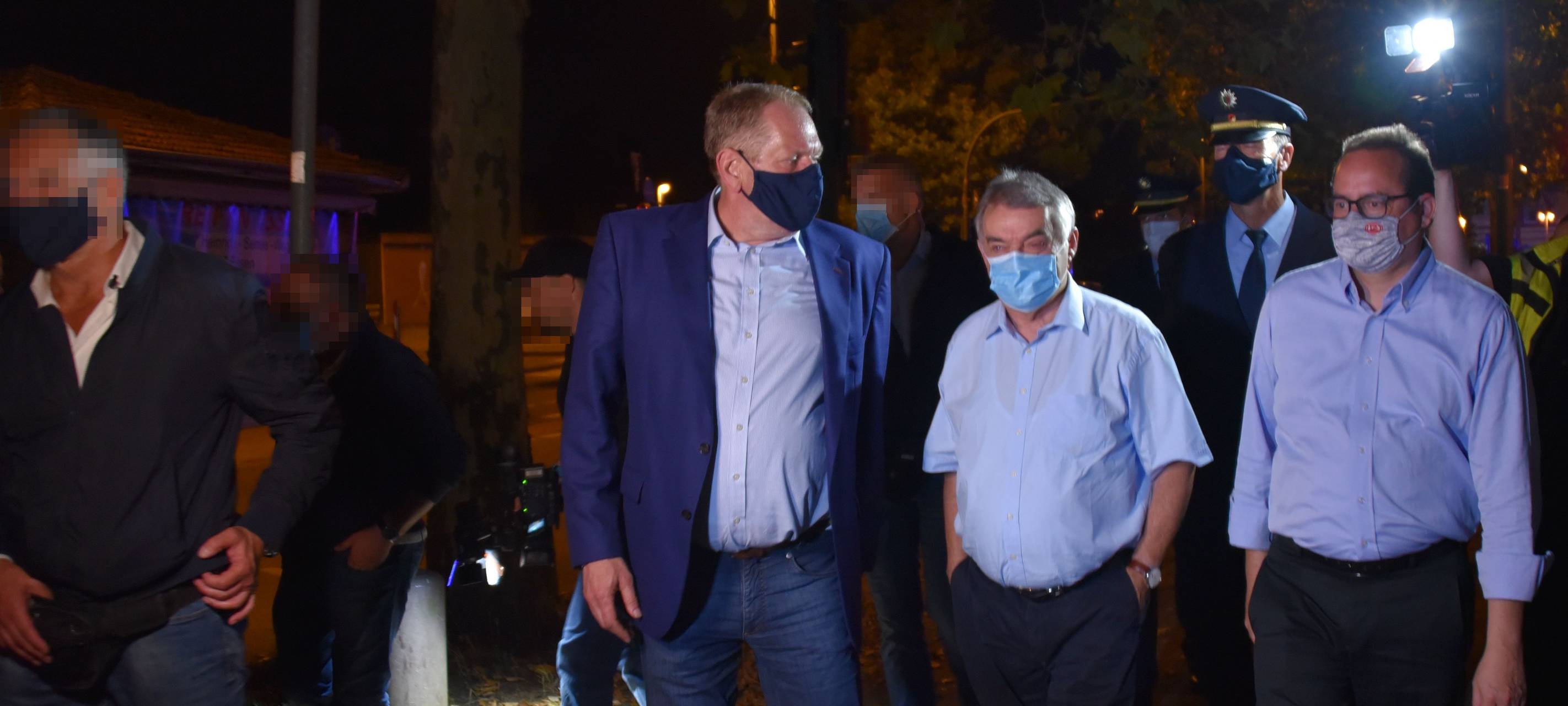 Auch Polizeipräsident Richter, NRW-Innenminister Reul und Oberbürgermeister Kufen begleiteten die Razzia in der Nacht.