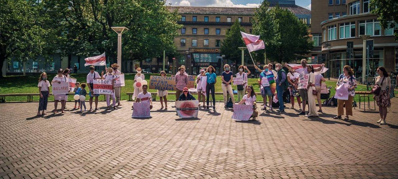 Am Hirschlandplatz in Essen haben Belarussen gegen die Polizeigewalt in ihrem Land protestiert.