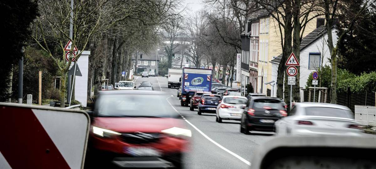 Umbau der B224 in Essen für Radroute? Radweg vs. Parkplätze