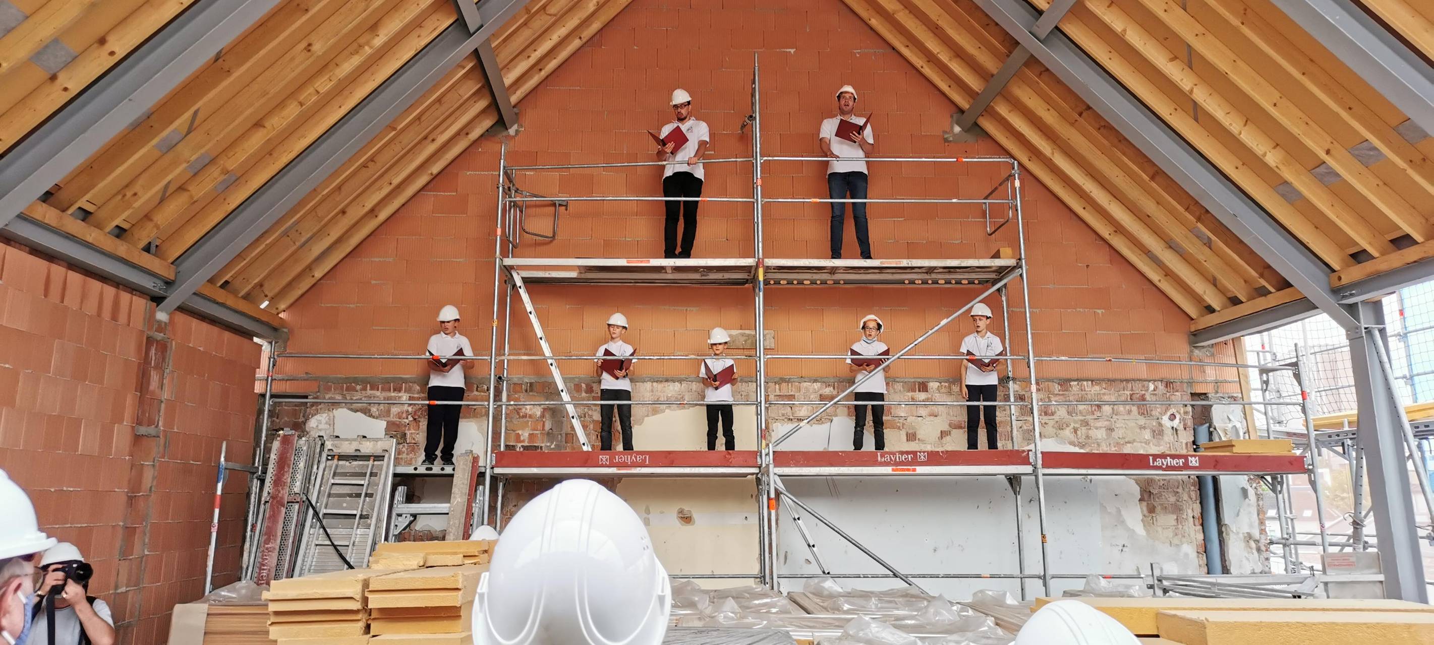 Domsingknaben im Rohbau vom Haus der Kirchenmusik