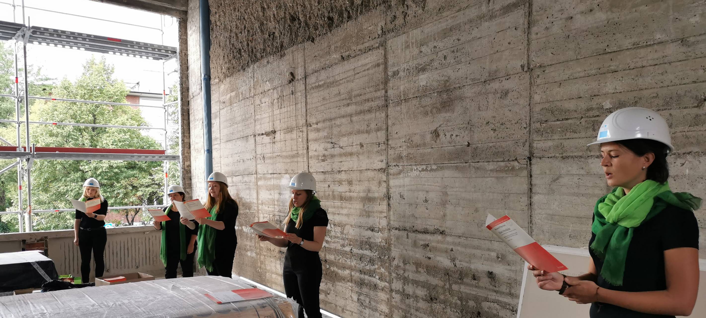 Mädchenchor am Essener Dom im Rohbau