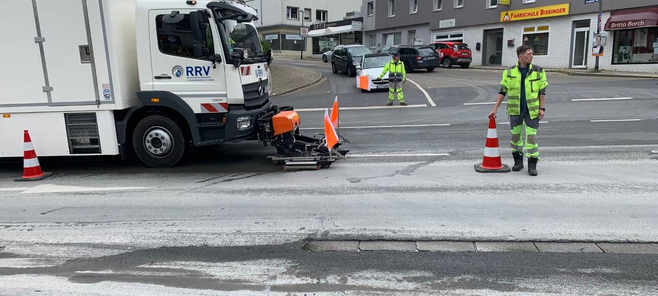 Säuberungsarbeiten, weil ein Betonmischer in Essen ausgelaufen war.