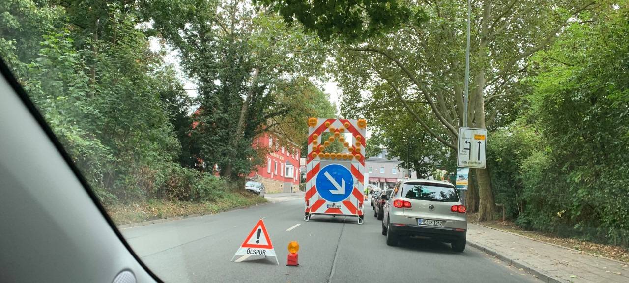 Essen: Betonmischer ausgelaufen - Viel Stau auf großer Straße