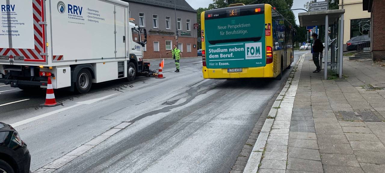 Essen: Betonmischer ausgelaufen - Viel Stau auf großer Straße