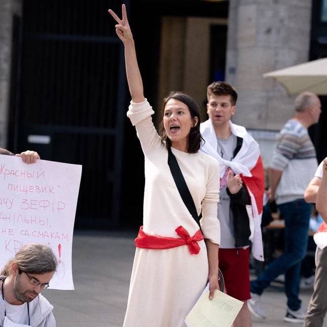 Katja Artsiomenka bei Protesten in Köln gegen die Regierung von Lukaschenko in Belarus.