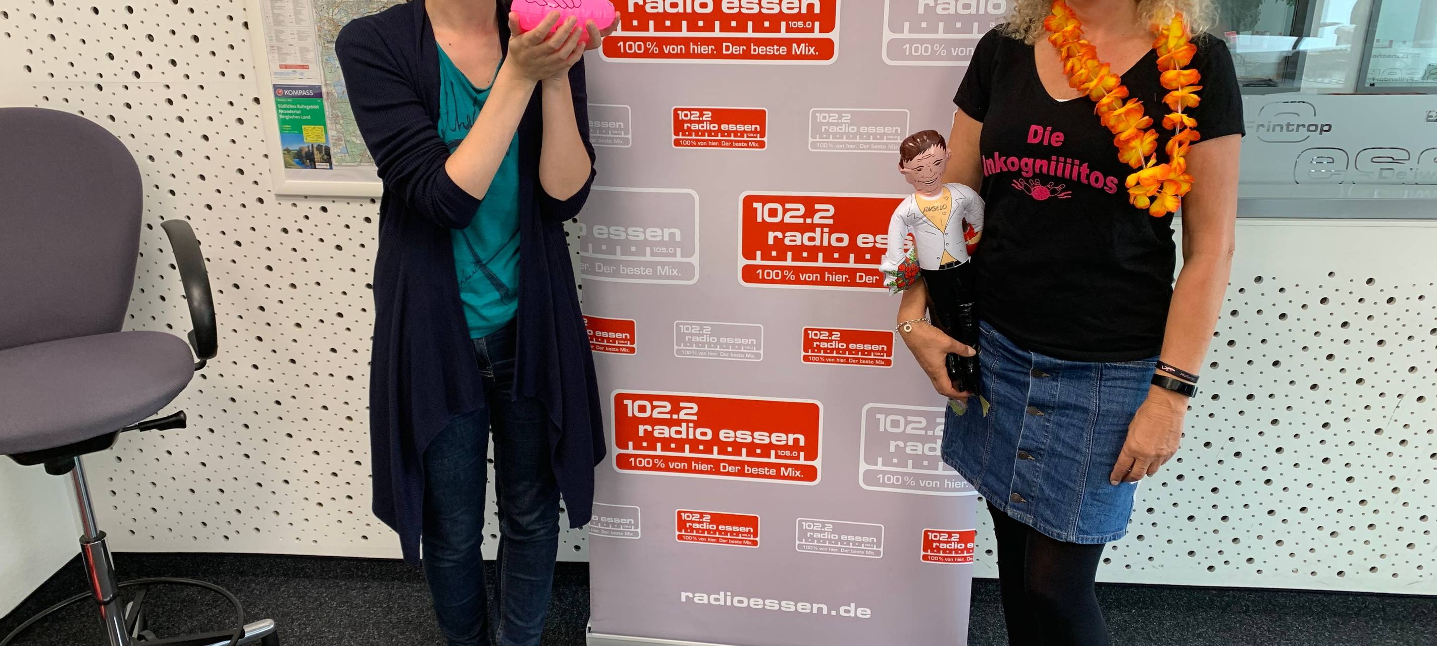 Moderatorin Larissa Schmitz mit Flamingo-Getränkehalter und Andrea in Kegelmontur der Incogniiiitos aus Essen.