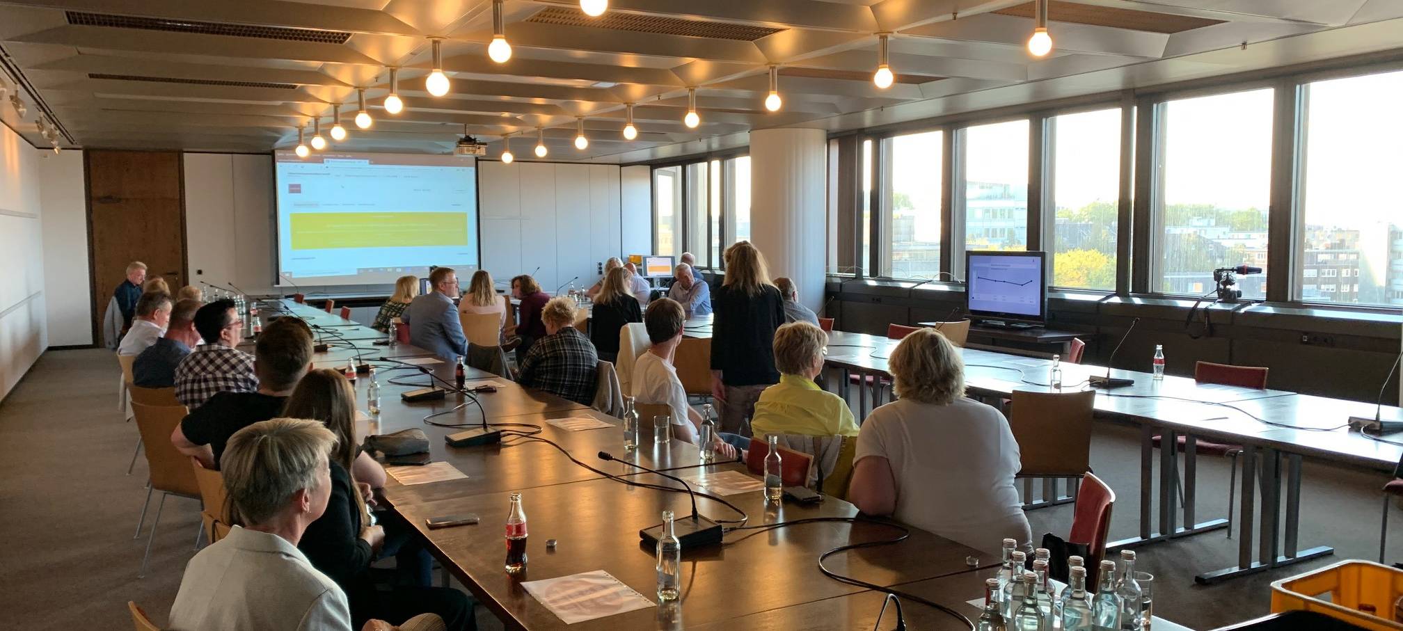 Die SPD Essen verfolgt die Ergebnisse der Wahl im Rathaus und schaltet per Video zu ihren Mitgliedern.