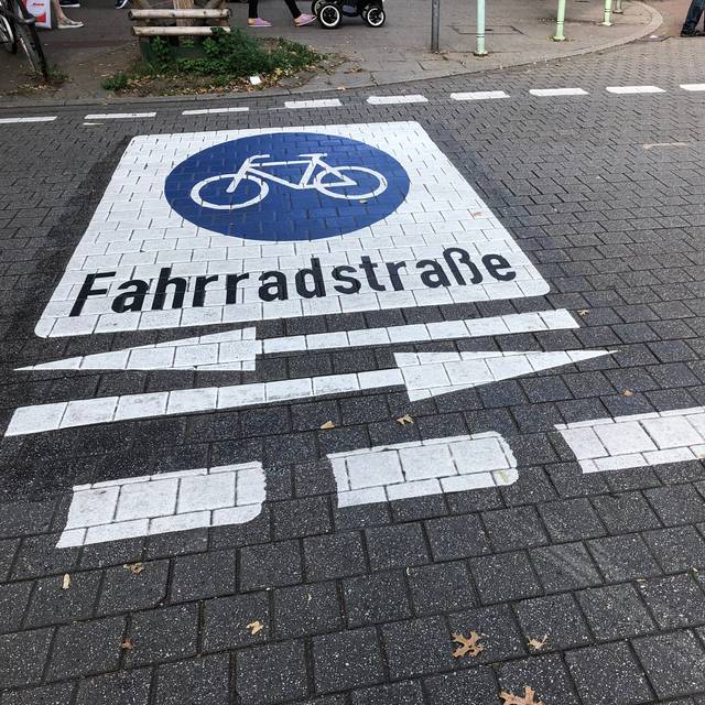 Die Markierungen an der Fahrradstraße in Essen.