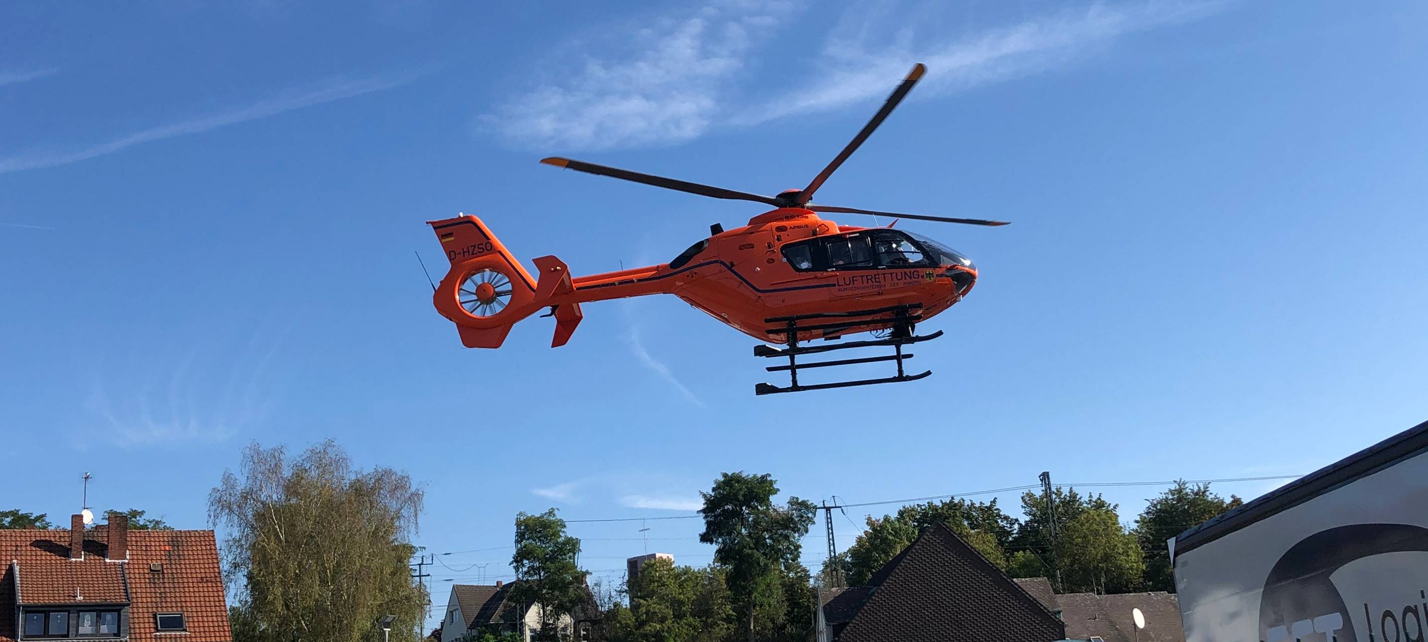 Hubschrauber Luftrettung fliegt über Essen