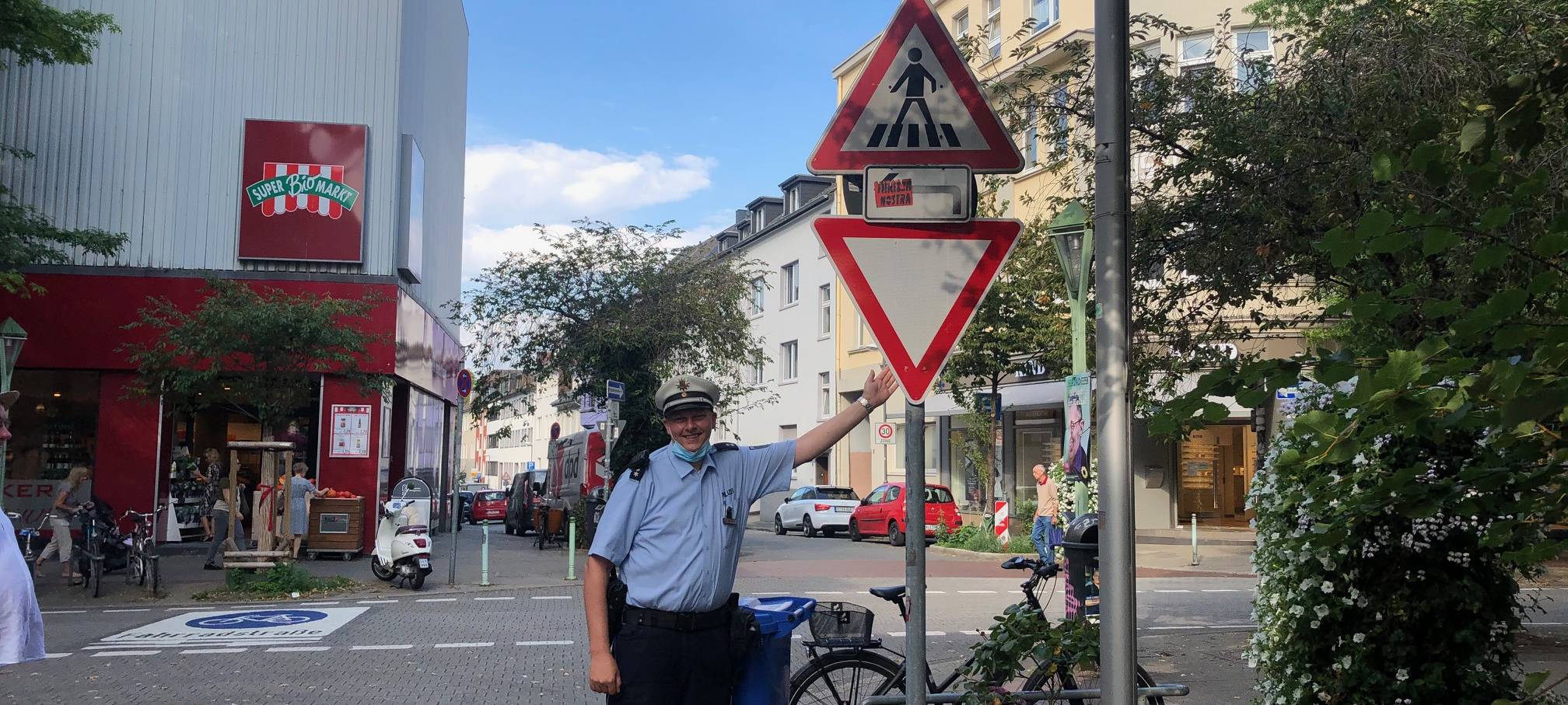 Markus Robusch, Bezirkspolizist in Rüttenscheid, läuft täglich Streife an der Rü in Essen.