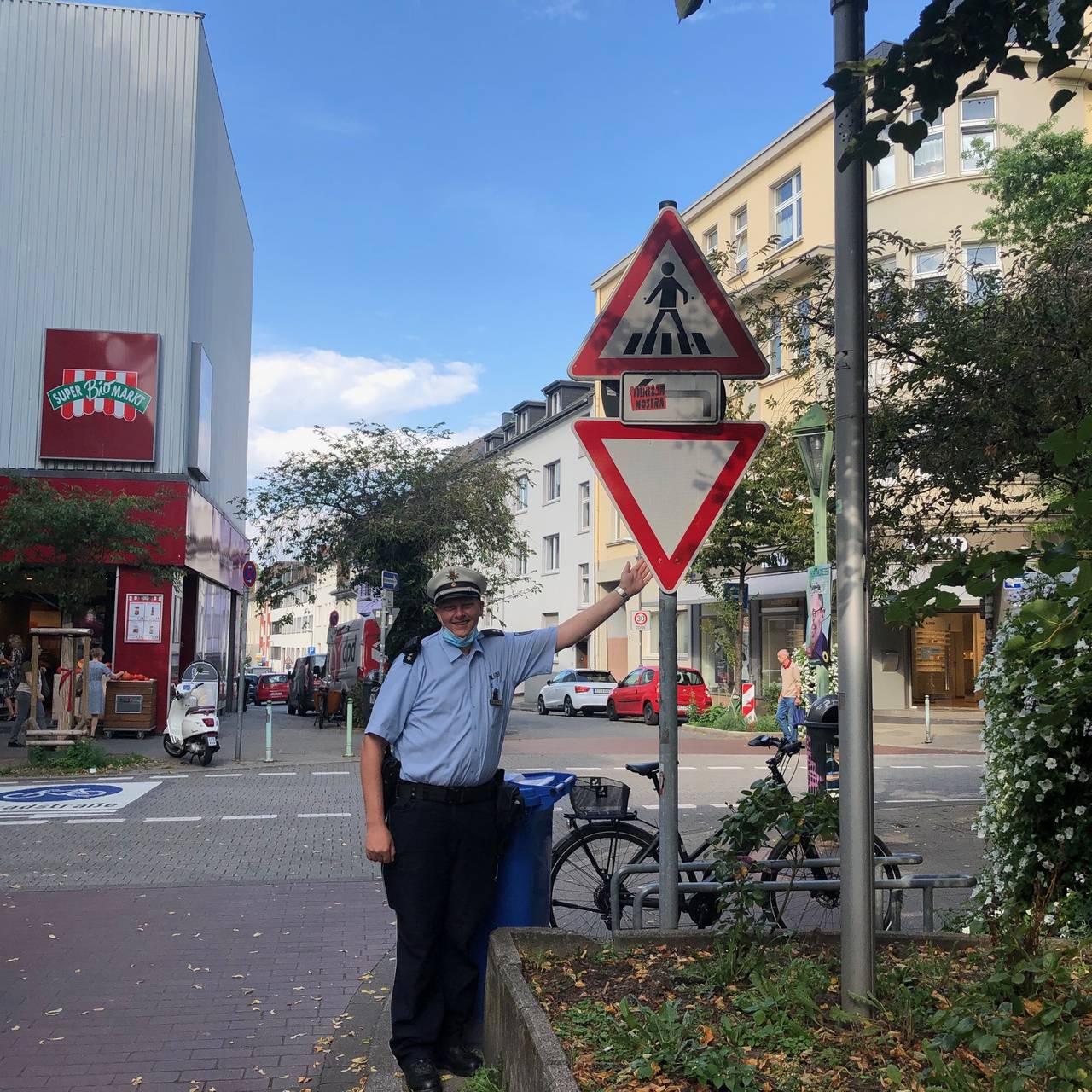 Markus Robusch, Bezirkspolizist in Rüttenscheid, läuft täglich Streife an der Rü in Essen.