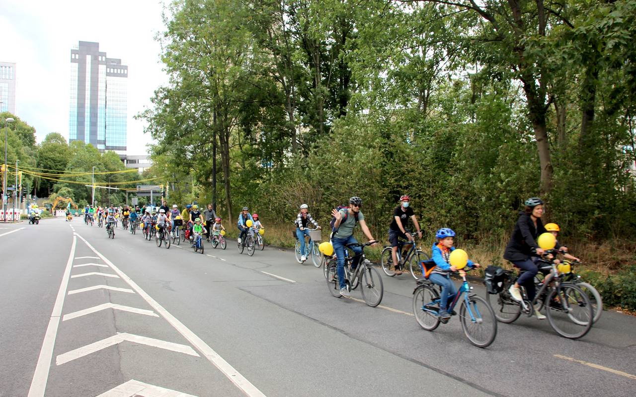 Demonstration mit Fahrrad von Kindern in Essen