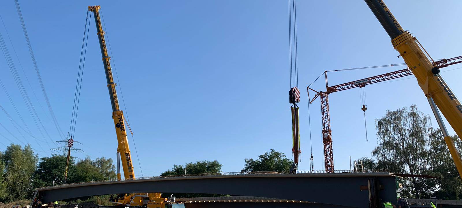 Essen: Neue Brücke über großer Straße - Kreuzung gesperrt