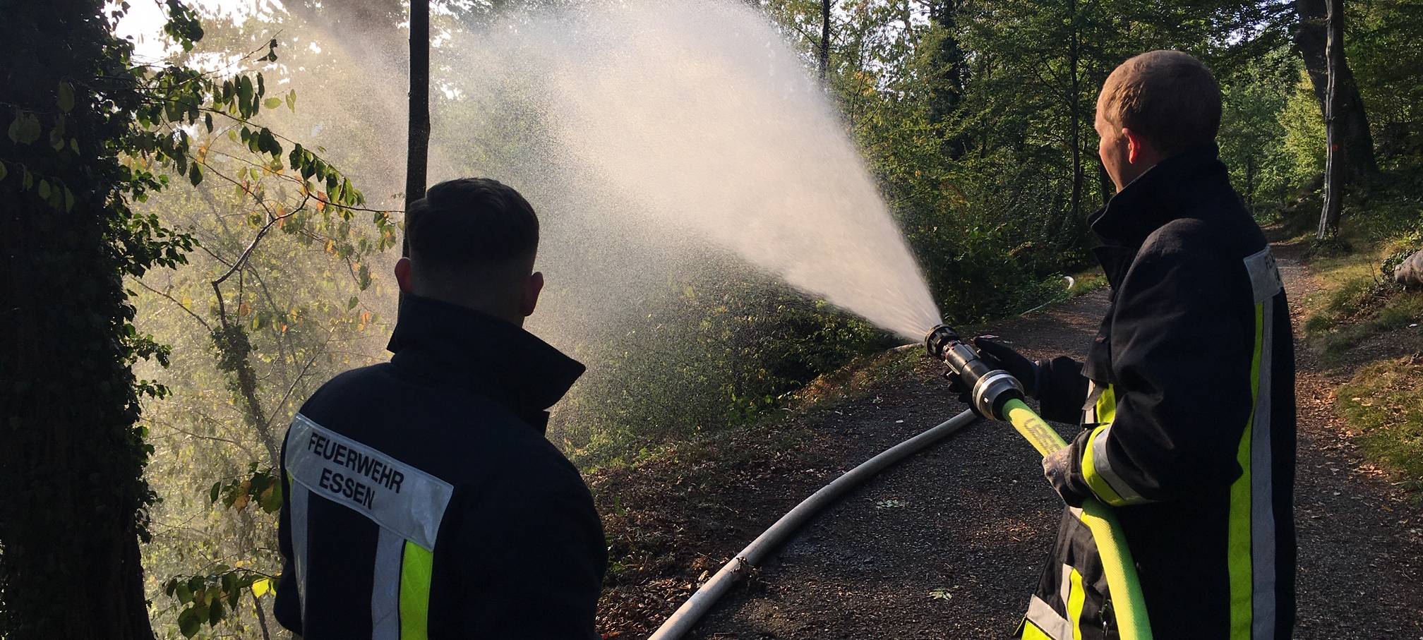 Feuerwehrmänner löschen Waldbrand in Essen