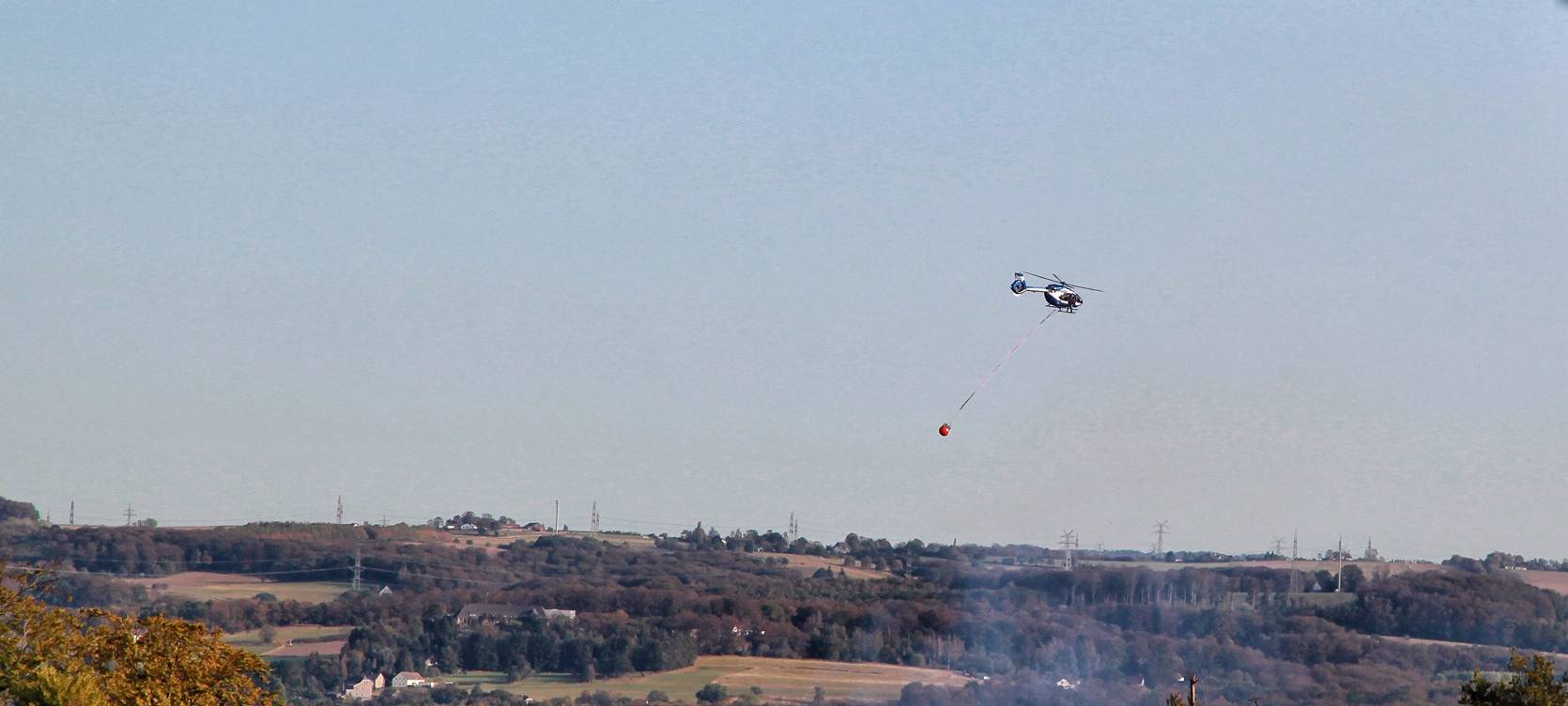 Hubschrauber hilft beim Löschen des Waldbrands in Essen