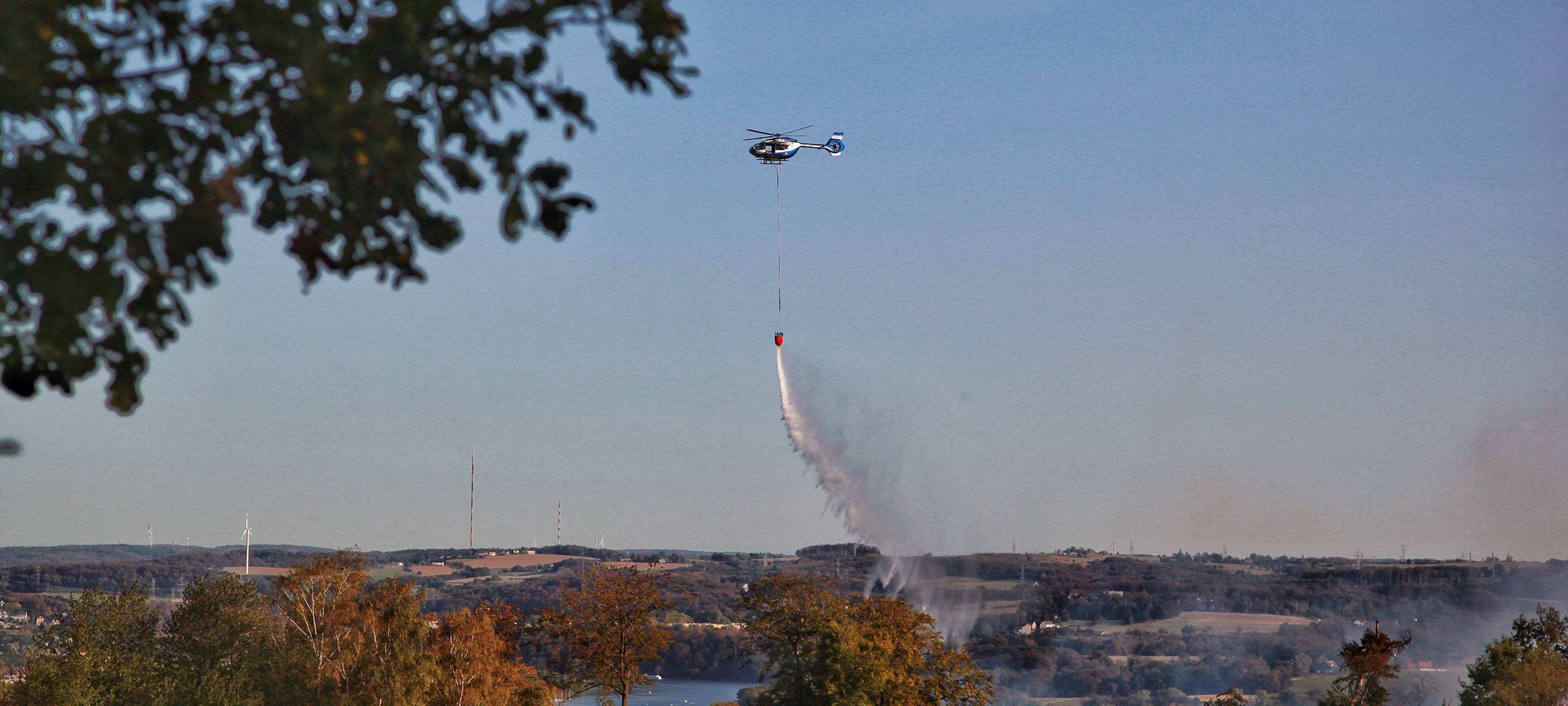 Hubschrauber beim Waldbrand in Essen