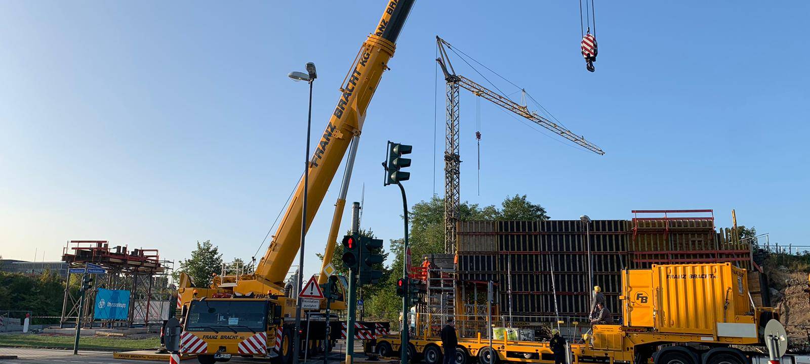 Essen: Neue Brücke über großer Straße - Kreuzung gesperrt