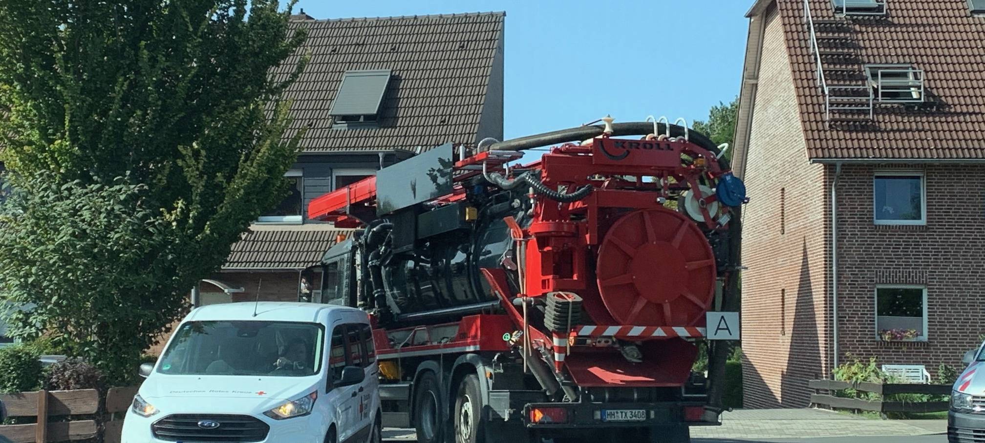 Absaugfahrzeug auf dem Weg zum brennenden LKW auf A40 Richtung Essen.