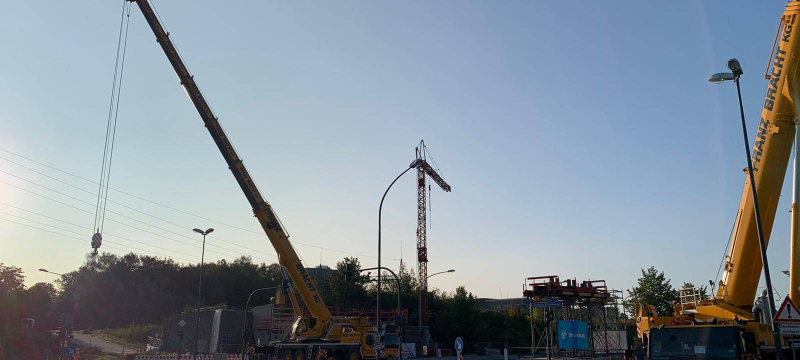 Essen: Neue Brücke über großer Straße - Kreuzung gesperrt