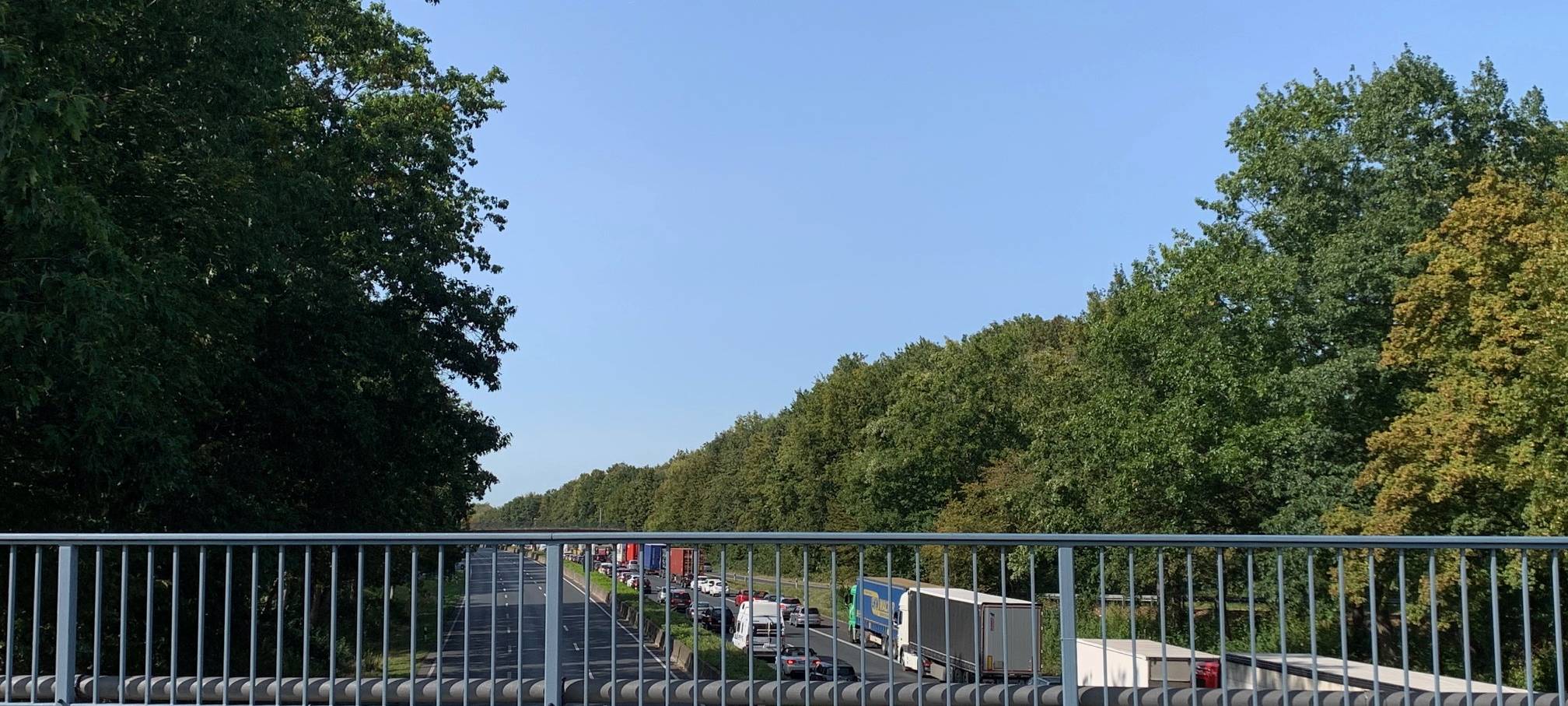 Der Stau auf der A40 Richtung Essen durch den brennenden LKW.