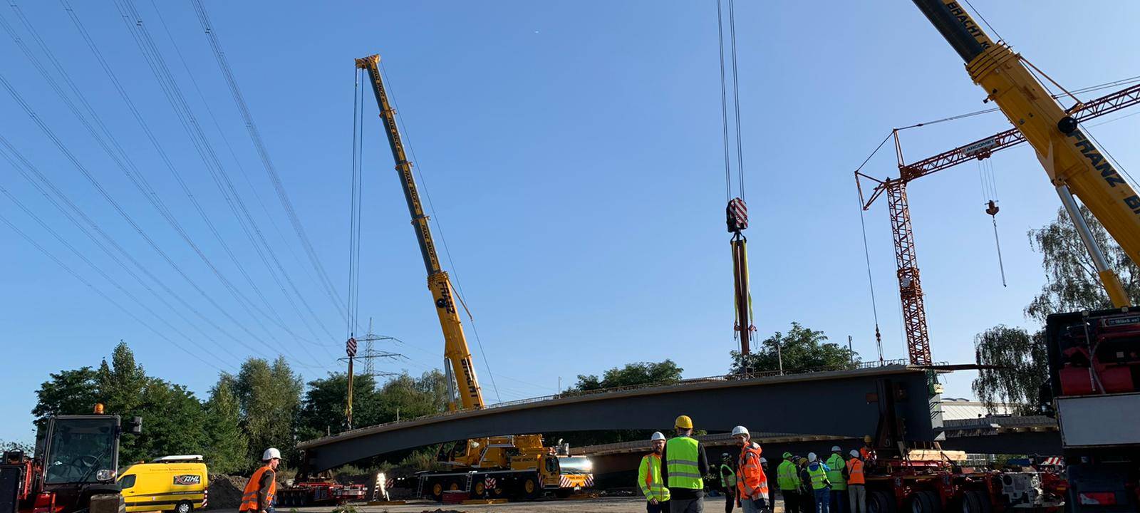 Essen: Neue Brücke über großer Straße - Kreuzung gesperrt