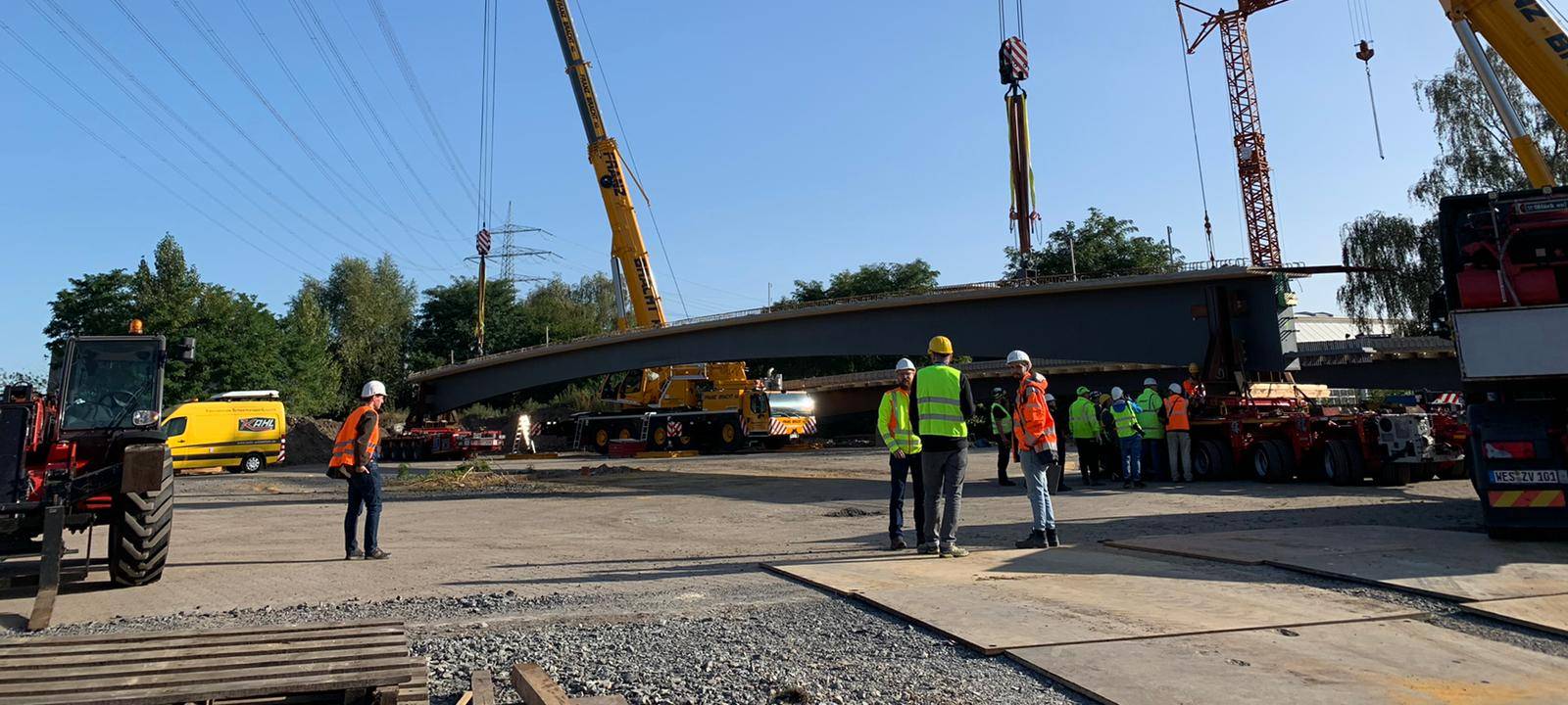 Der Berthold-Beitz-Boulevard in Essen bekommt eine neue Brücke. Sie ist Teil des Radschnellwegs Ruhr. Die Kreuzung ist deshalb heute gesperrt.