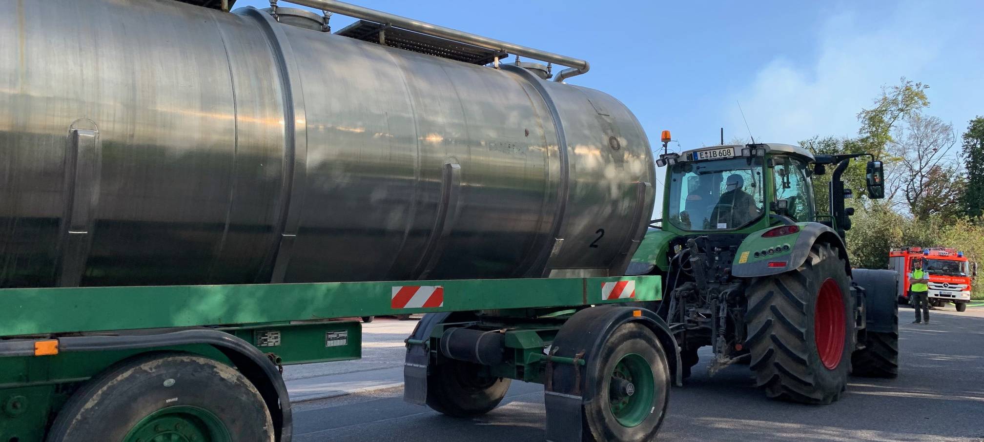 Ein Bauer bringt einen Wassertank zum Waldbrand in Essen.
