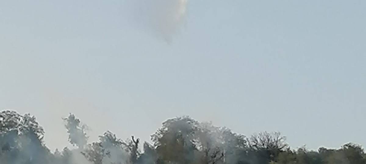 Hubschrauber hilft beim Löschen des Waldbrands in Essen