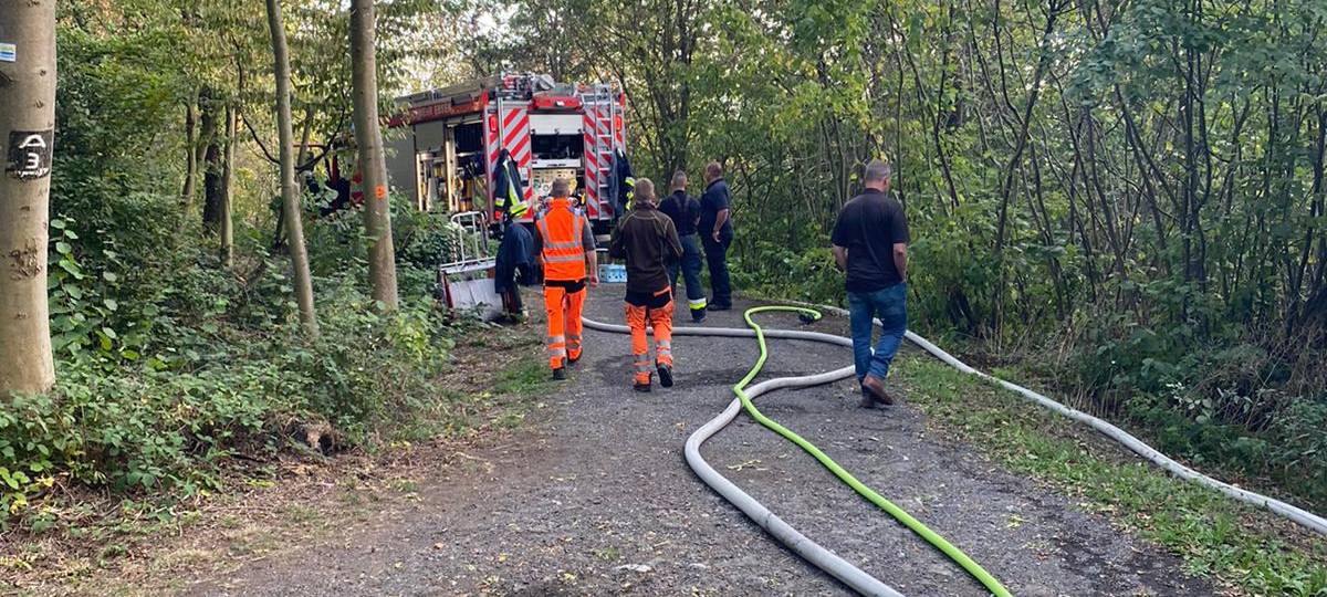 Löschwagen beim Waldbrand in Essen