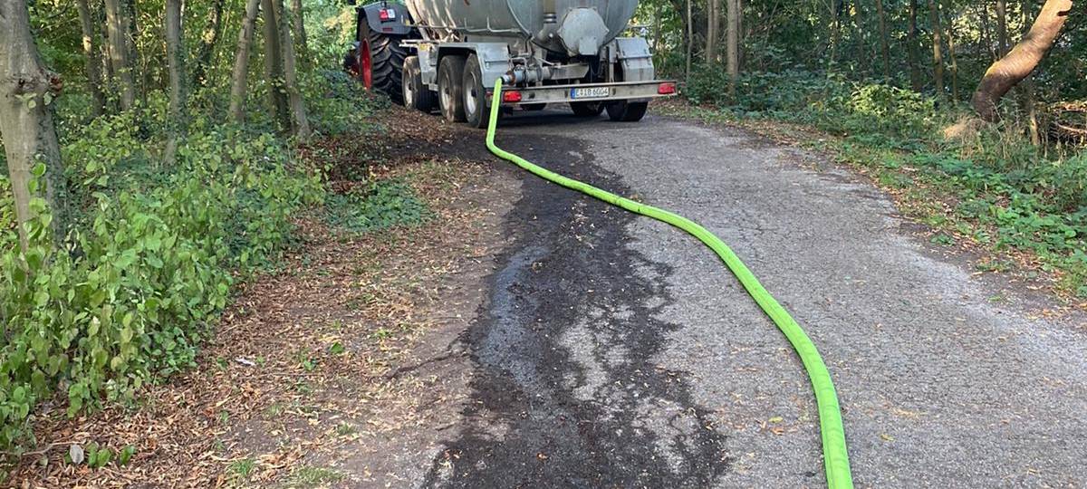 Löschwagen beim Waldbrand in Essen