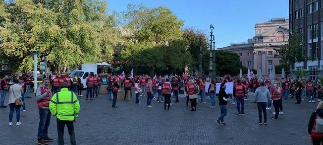 Sparkassen-Personal streikt am Hirschlandplatz in Essen