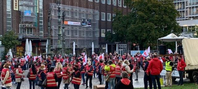 Sparkassen-Personal streikt am Hirschlandplatz in Essen