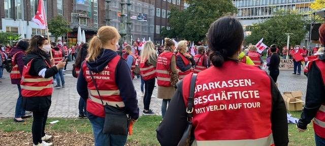 Sparkassen-Personal streikt am Hirschlandplatz in Essen