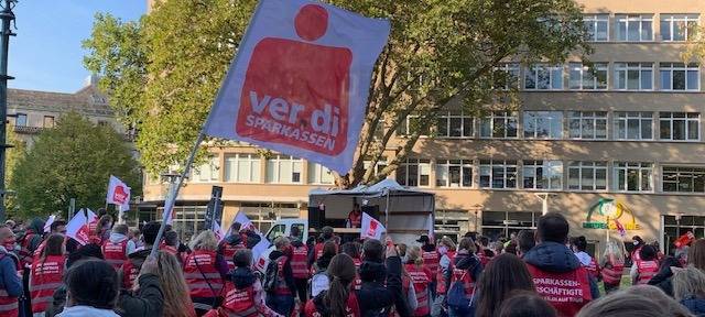 Sparkassen-Personal streikt am Hirschlandplatz in Essen