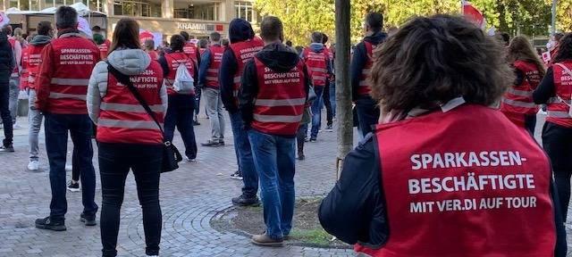 Sparkassen-Personal streikt am Hirschlandplatz in Essen