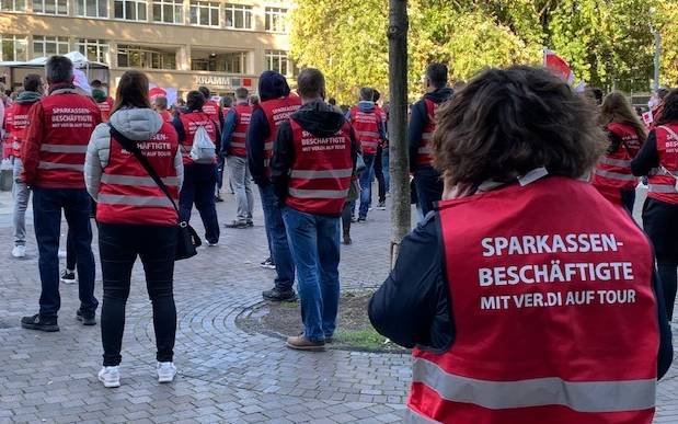 Sparkassen-Personal streikt am Hirschlandplatz in Essen