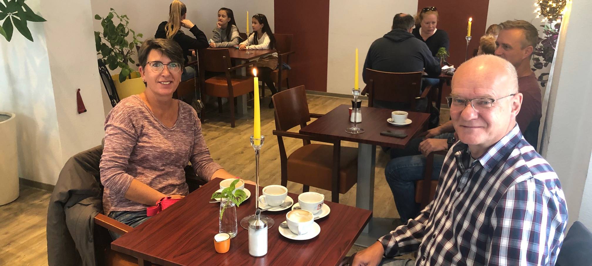 Eigentlich wollten diese beiden Reporterjäger zu einem Fußballspiel, aber das Versteck lag quasi auf dem Weg.