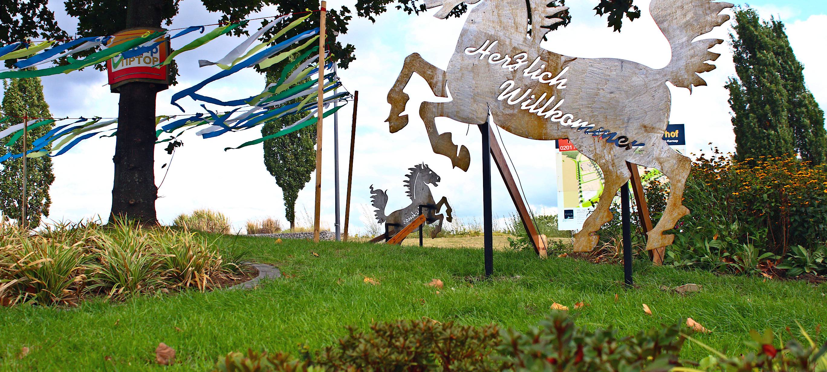 Statuen von Wildpferden in Essen-Karnap am Kreisverkehr Arenbergstraße