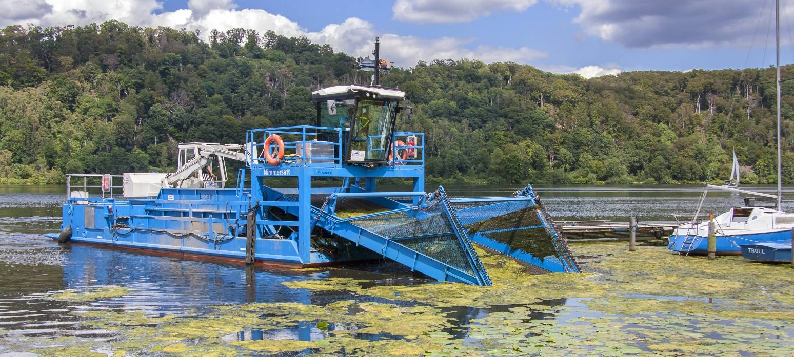 Mähboot "Nimmersatt" auf dem Baldeneysee in Essen im Jahr 2020