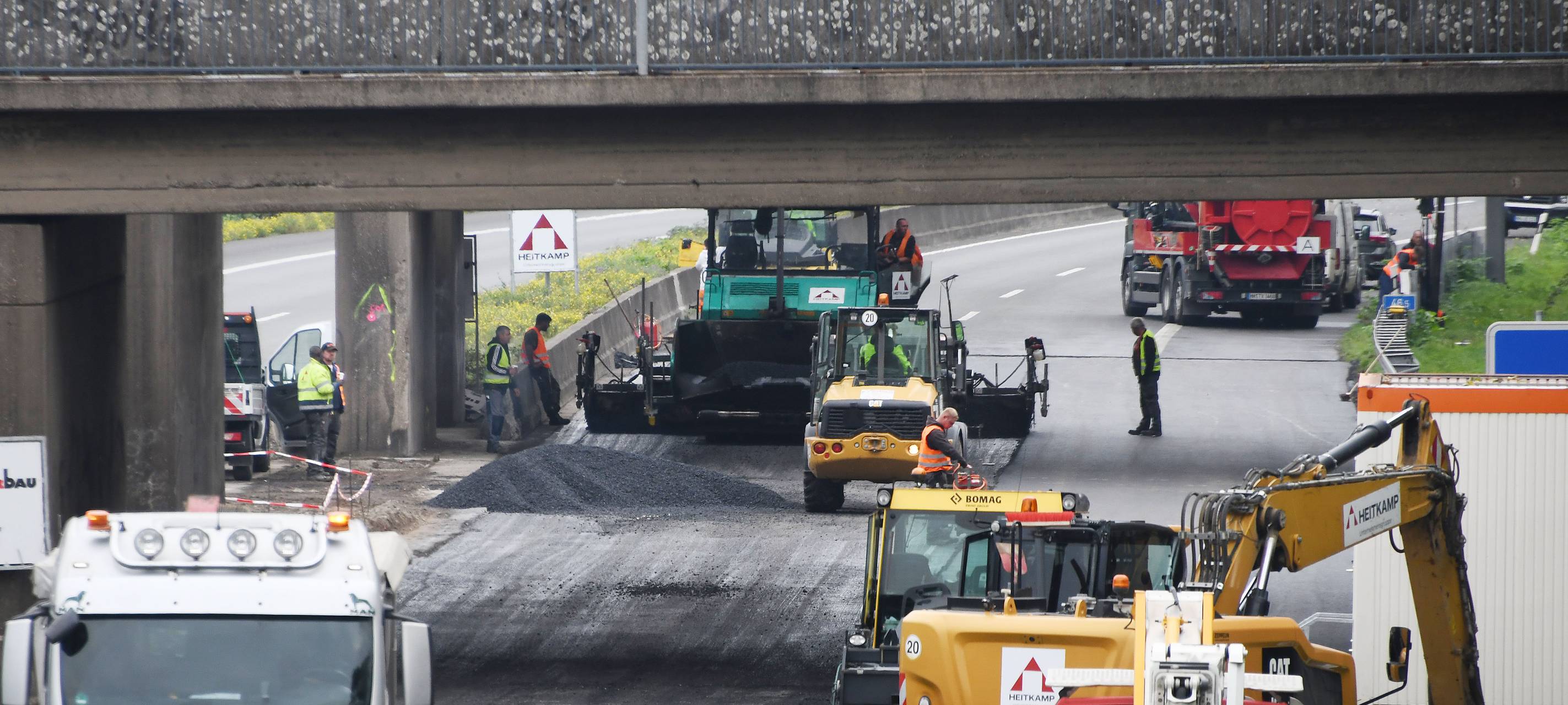 A40: Eisenbahnbrücke nach LKW-Brand gesperrt - Achtung Pendler!