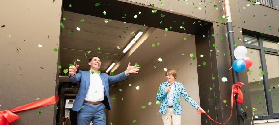 Eröffnung der Studenten-Wohnanlage "Campus 71" durch Simone Raskob (Geschäftsbereichsvorstand Umwelt, Verkehr und Sport) und Olaf Bade (Manager Deutschland, Jan Snel).