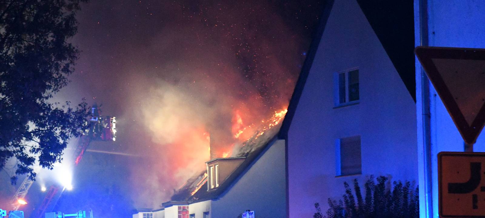 In Essen ist der Dachstuhl eines Mehrfamilienhauses ausgebrannt. Die Feuerwehr war stundenlang im Einsatz.