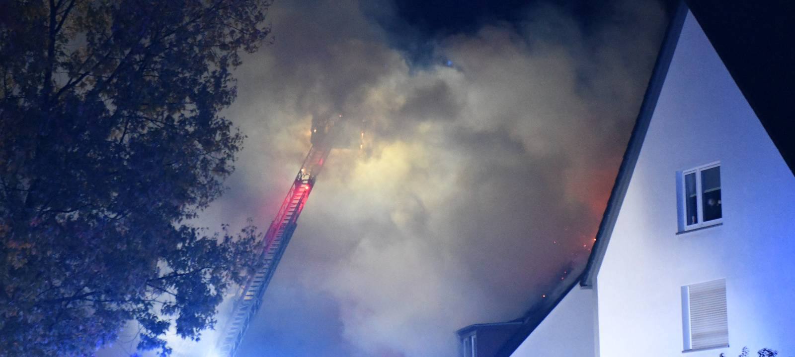 In Essen ist der Dachstuhl eines Mehrfamilienhauses ausgebrannt. Die Feuerwehr war stundenlang im Einsatz.