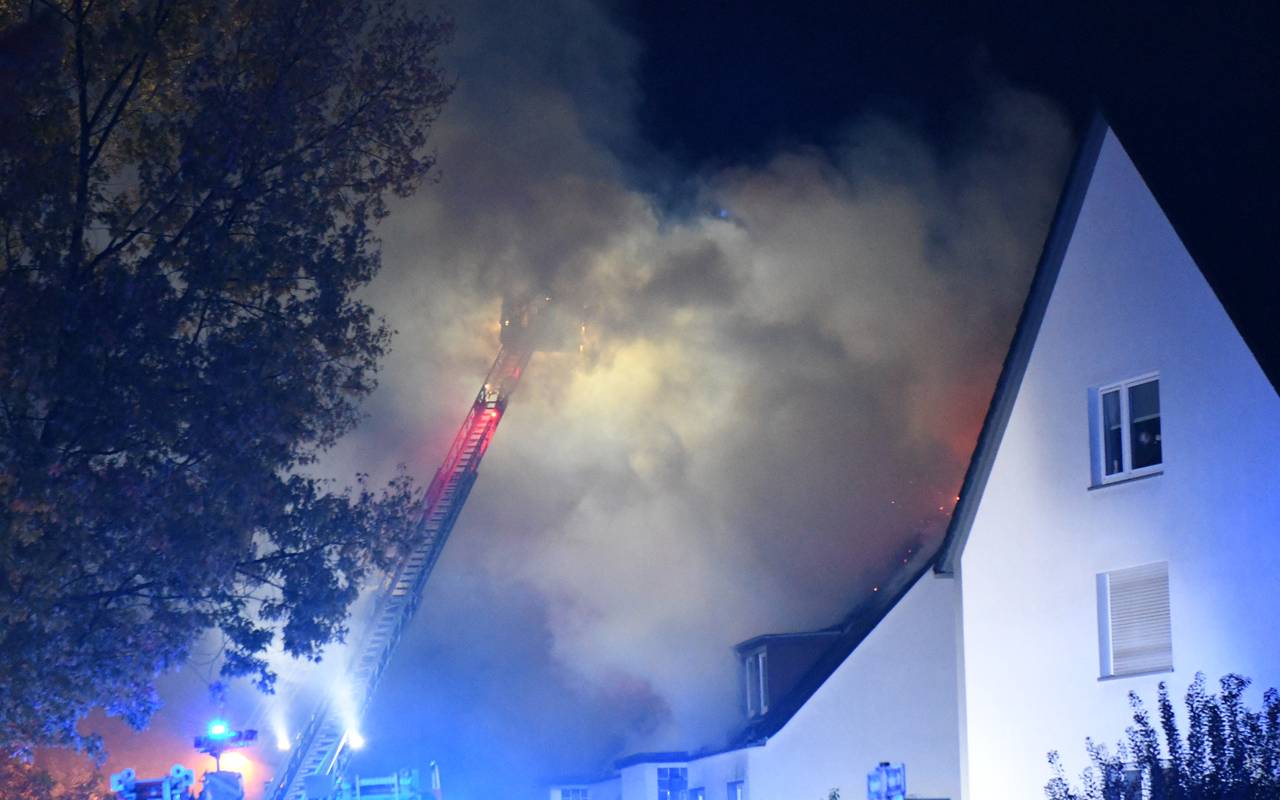 In Essen ist der Dachstuhl eines Mehrfamilienhauses ausgebrannt. Die Feuerwehr war stundenlang im Einsatz.