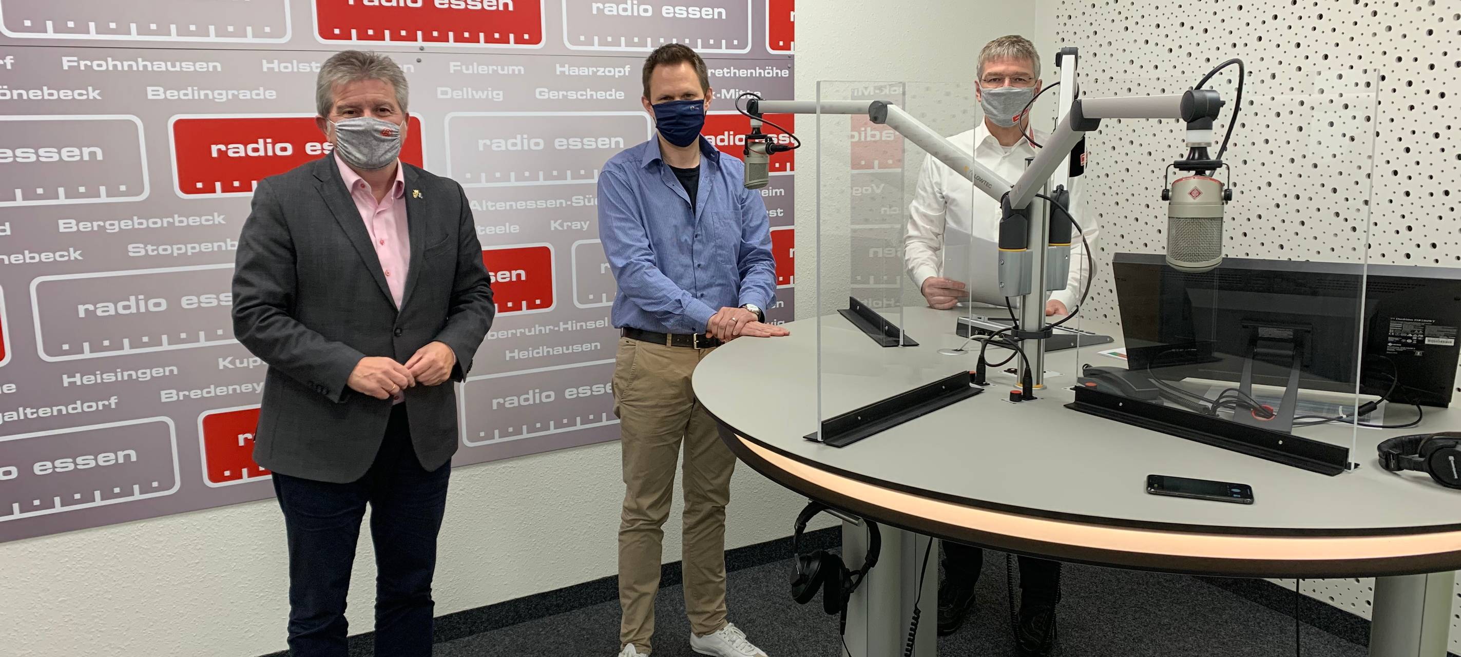Radio Essen-Talk zur aktuellen Corona-Lage in Essen mit Gesundheitsdezernent Peter Renzel (links) und Virologe der Uniklinik Mirko Trilling. Moderator: Christian Pflug